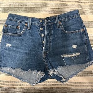 Levis shorts size 29